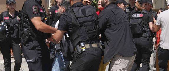 Turska policija privodi ljude na zabranjenoj Povorci ponosa