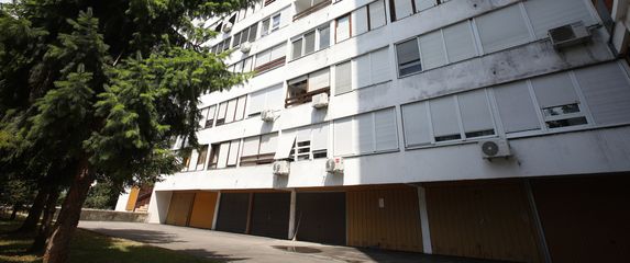 Zgrada s koje je pala žena u Prečkom - 2