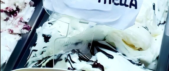 Pogrešno napisan naziv sladoleda u slastičarni