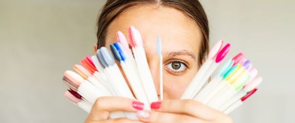 Djevojka s bojama za nokte