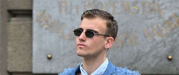 Modno izdanje muškarca u šetnji Zagrebom