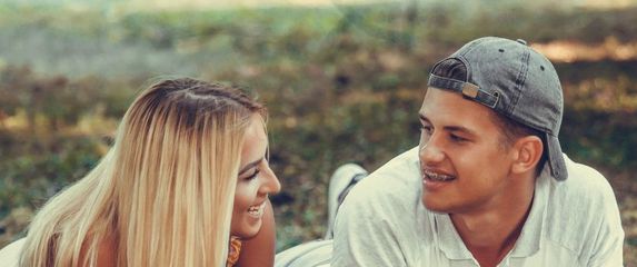 Zaljubljeni par na pikniku