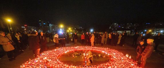 Građani se okupljaju i plae svijeće večer nakon napada