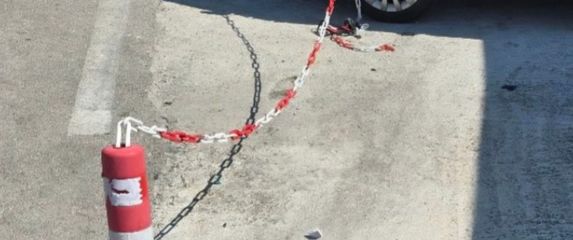 Stupić i lanac na parkingu u Dalmaciji