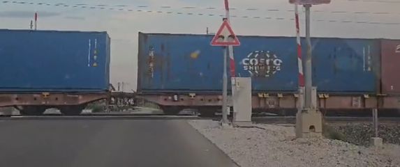 Željezničko-cestovni prijelaz u Peterancu