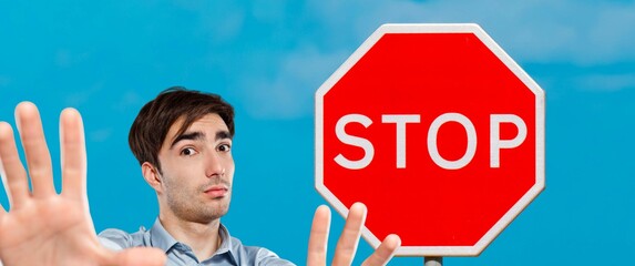 Muškarac koji blokira prolaz i znak stop