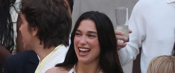 Dua Lipa oduševljava izdanjima u bijelom