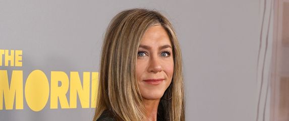 Jennifer Aniston u tamnozelenoj haljini
