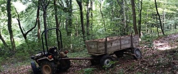 Traktor sletio u šumu