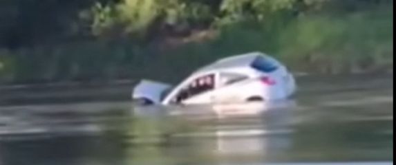 Auto u rijeci Dravi