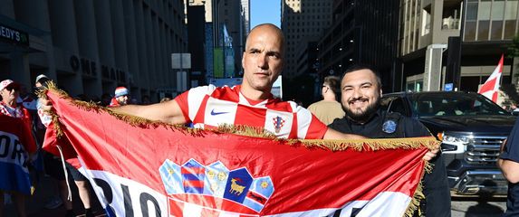Hrvatski navijač sa zastavom