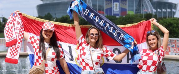 Hrvatske navijačice ispred stadiona