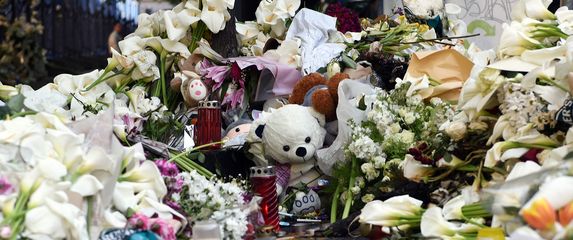 Svijeće ispred škole u kojoj se dogodio masakr