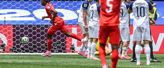 Johan Manzambi slavi gol