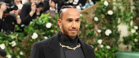 Lewis Hamilton na Met Gali 2024.