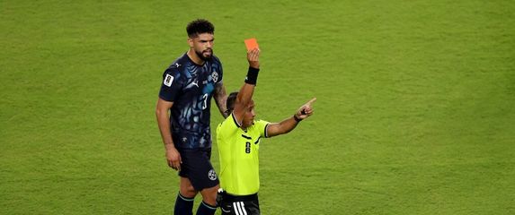 Crveni karton za Almirona
