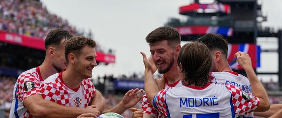 Petar Sučić slavi pogodak protiv Gane