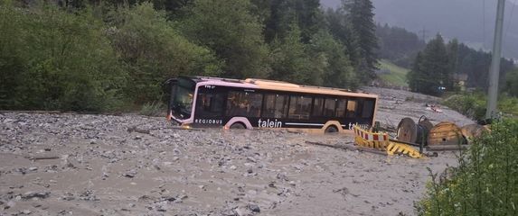 Autobus u bujici