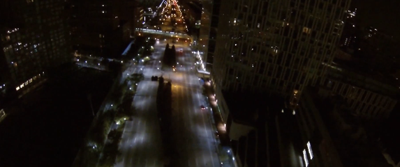 Pogledajte skok s vrha Freedom Towera usred noći!