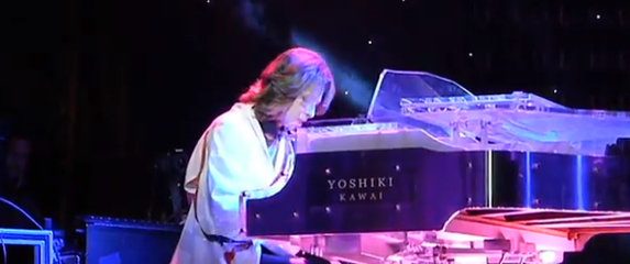 Japanski pijanist odsvirao skladbu s hologramskom verzijom sebe