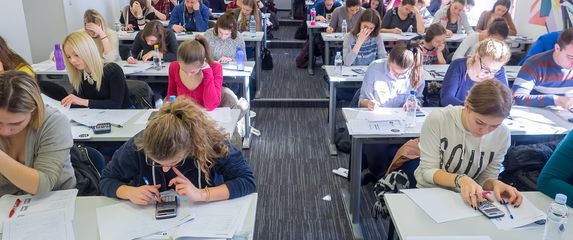 Pisanje probnih ispita prije državne mature (Foto: Algebra)