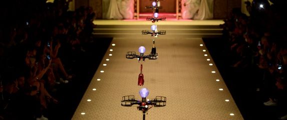 Dronovi na modnoj pisti (Foto: AFP)