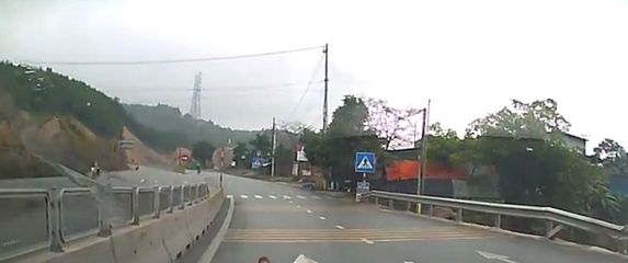 Vozač u posljednji tren primijetio bebu kako puže po autocesti (Screenshot YouTube)