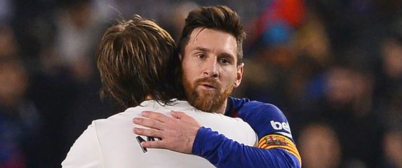 Luka Modrić i Leo Messi (Foto: AFP)