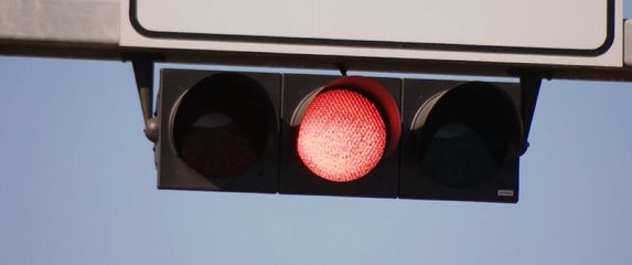 Crveno svjetlo na semaforu (Foto: Dnevnik.hr)