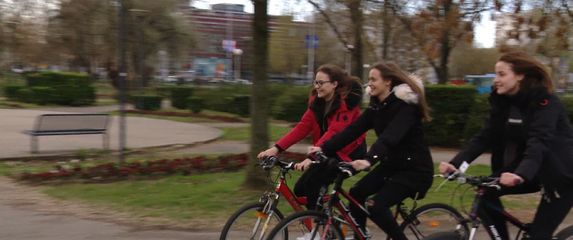 Srednjoškolke se voze biciklom u školu (Foto: Dnevnik.hr)