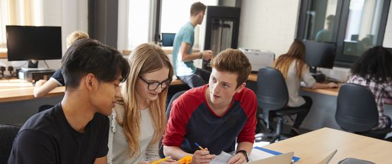 Tinejdžeri za računalom, ilustracija