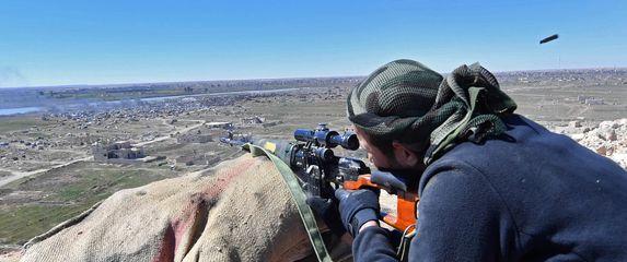 Snajperist SDF-a cilja mete ISIS-a (Foto: AFP)