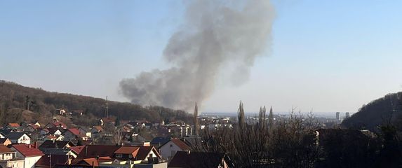 Zbog paljenja trave na istoku Zagreba nastao visok oblak dima