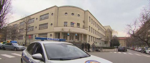 Policija ispred zagrebačke gimnazije