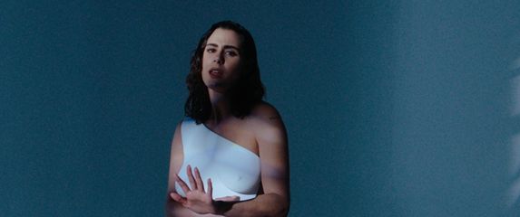 Nika Turković u spotu ''Sam(a)'' - 1