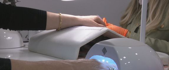 Geliranje noktiju, ilustracija - 2