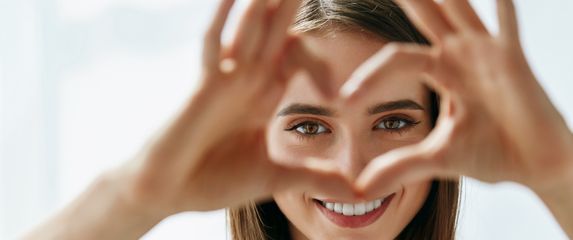 Vrećice ispod očiju mogu nestati uz kvalitetnu njegu