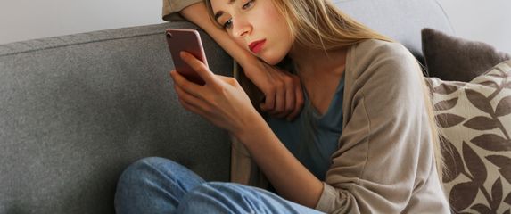 Tužna cura na mobitelu