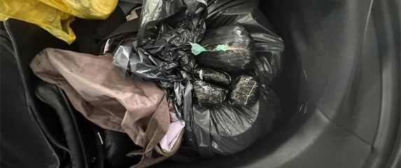 U sumnjivim paketima u automobilu nađen je heroin, kokain i anabolički steroidi