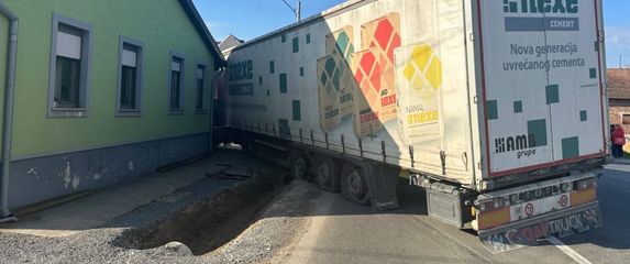 Kamion se zabio u obiteljsku kuću