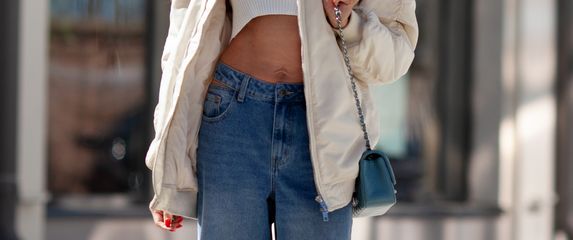 Žena u bomber jakni