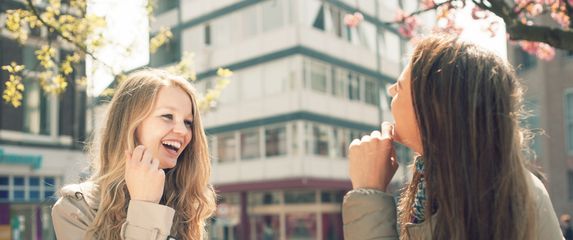 Dvije prijateljice razgovaraju