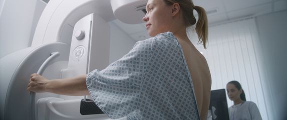 Pacijentica na mamografiji, ilustracija