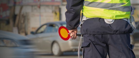 Prometni policajci lažno izdavali kazne za prekršaje