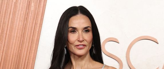 Demi Moore na dodjeli Oscara 2025. u haljini Armani Privéa - 2