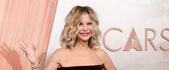 Meg Ryan u haljini brenda Ashi Studios na 97. dodjeli Oscara