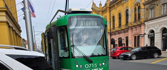 Mercedes Biljane Borzan zapriječio prolaz tramvaju