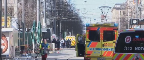 Mannheim nakon što je vozač automobilom naletio na gomilu - 5