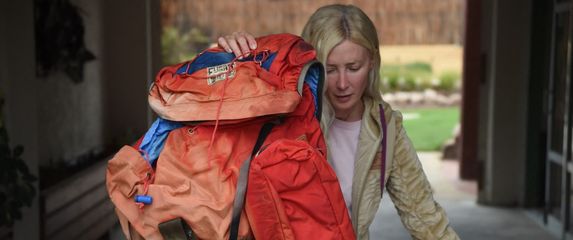 Azul Vierio s očevim ruksakom