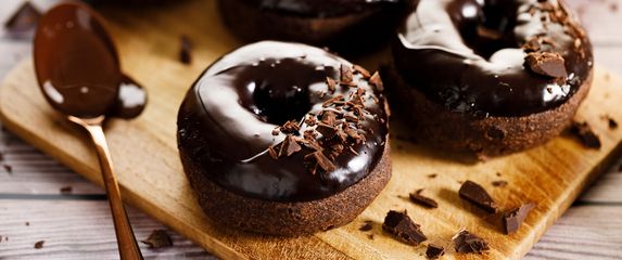 Čokoladni američki donut s čokoladnom glazurom